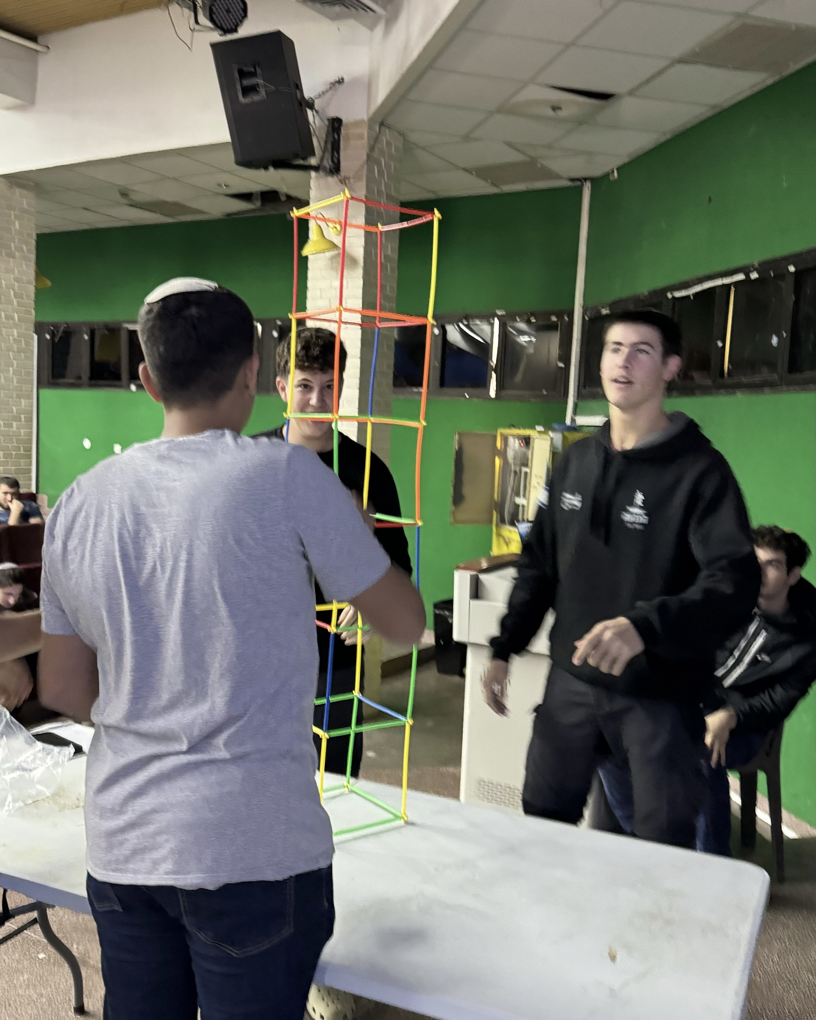 תלמידים בונים מגדל בתרגול הקבוצתי